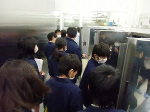 コンテナ箱や食器を洗う場所です Cimg0839
